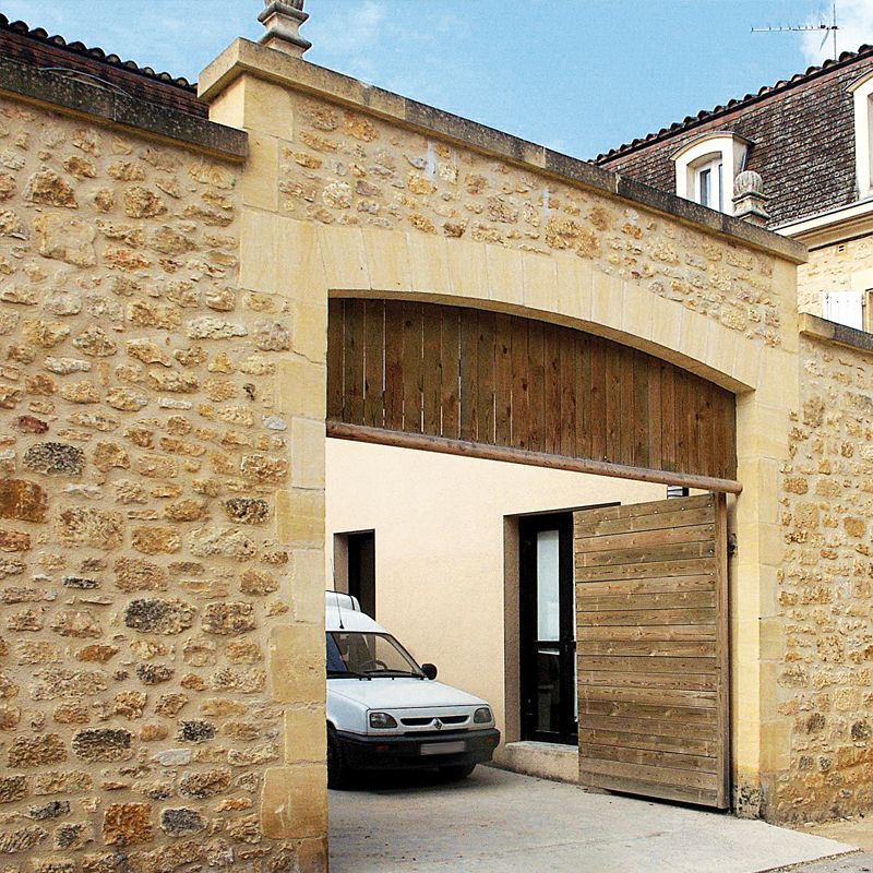 Façade en pierre calcaire rénovée à Bordeaux par SAS Lafaure, avec taille et pose de pierre naturelle pour restaurer charme et authenticité.